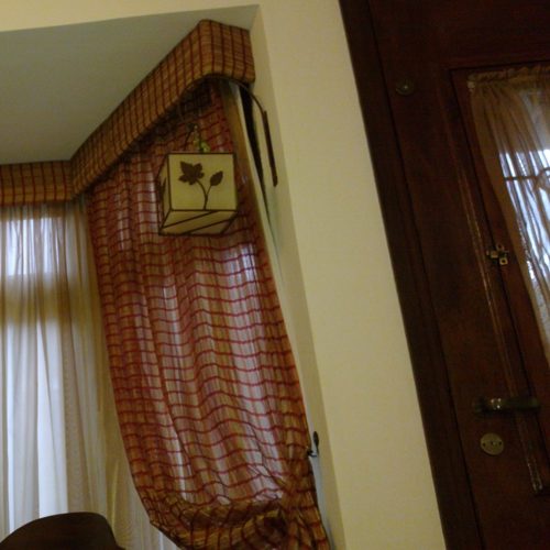 Fotoscuro Nokia n9 - review. Sempre que se fala em nokia, bate uma saudade daquele tempo em que a finlandesa tinha os celulares mais legais, ainda que o melhor de tudo fosse poder jogar snake. Me vem à cabeça também o tempo em que o n95 era estado-da-arte em termos de smartphone: câmera de 5mp, slider para cima e para baixo - evidenciando o teclado ou os comandos de música, quando não era obrigatório haver touchscreen -, câmera frontal, conectividade 3g, wi-fi, bluetooth... Porém, houve uma grande reviravolta no mercado de smartphones, novos aparelhos e sistemas operacionais surgiram, e a nokia ficou para trás com o symbian. Mas, com o excelente n9, acredito que ela mostra que está ressurgindo como peça importante neste mercado...