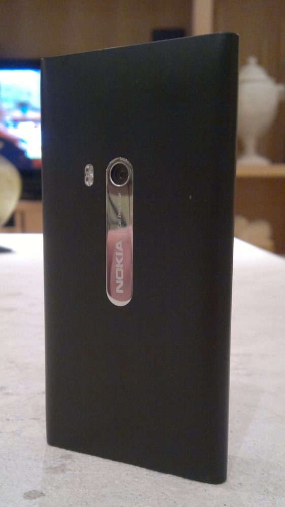 N9_costas1 Nokia n9 - review. Sempre que se fala em nokia, bate uma saudade daquele tempo em que a finlandesa tinha os celulares mais legais, ainda que o melhor de tudo fosse poder jogar snake. Me vem à cabeça também o tempo em que o n95 era estado-da-arte em termos de smartphone: câmera de 5mp, slider para cima e para baixo - evidenciando o teclado ou os comandos de música, quando não era obrigatório haver touchscreen -, câmera frontal, conectividade 3g, wi-fi, bluetooth... Porém, houve uma grande reviravolta no mercado de smartphones, novos aparelhos e sistemas operacionais surgiram, e a nokia ficou para trás com o symbian. Mas, com o excelente n9, acredito que ela mostra que está ressurgindo como peça importante neste mercado...