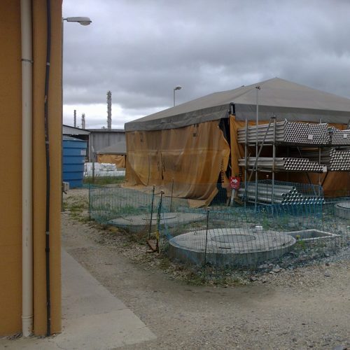 Fotoexterno Nokia n9 - review. Sempre que se fala em nokia, bate uma saudade daquele tempo em que a finlandesa tinha os celulares mais legais, ainda que o melhor de tudo fosse poder jogar snake. Me vem à cabeça também o tempo em que o n95 era estado-da-arte em termos de smartphone: câmera de 5mp, slider para cima e para baixo - evidenciando o teclado ou os comandos de música, quando não era obrigatório haver touchscreen -, câmera frontal, conectividade 3g, wi-fi, bluetooth... Porém, houve uma grande reviravolta no mercado de smartphones, novos aparelhos e sistemas operacionais surgiram, e a nokia ficou para trás com o symbian. Mas, com o excelente n9, acredito que ela mostra que está ressurgindo como peça importante neste mercado...