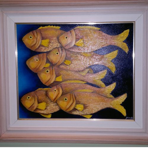 Quadron8 Nokia n9 - review. Sempre que se fala em nokia, bate uma saudade daquele tempo em que a finlandesa tinha os celulares mais legais, ainda que o melhor de tudo fosse poder jogar snake. Me vem à cabeça também o tempo em que o n95 era estado-da-arte em termos de smartphone: câmera de 5mp, slider para cima e para baixo - evidenciando o teclado ou os comandos de música, quando não era obrigatório haver touchscreen -, câmera frontal, conectividade 3g, wi-fi, bluetooth... Porém, houve uma grande reviravolta no mercado de smartphones, novos aparelhos e sistemas operacionais surgiram, e a nokia ficou para trás com o symbian. Mas, com o excelente n9, acredito que ela mostra que está ressurgindo como peça importante neste mercado...