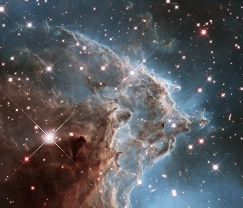 Nebulosa aparece repleta de estrelas jovens envoltas por mechas brilhantes de gás e poeira cósmica / ho / esa/hubble / afp