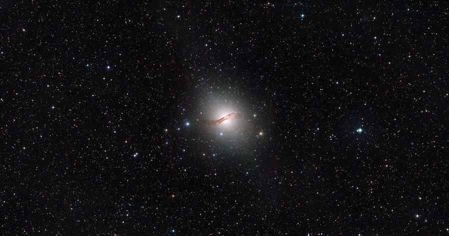 Imagem da galáxia centaurus a capturada pelo telescopio hubble esanasaafp