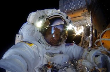 Astronauta ajusta cmera gopro antes da misso reproduo nasa