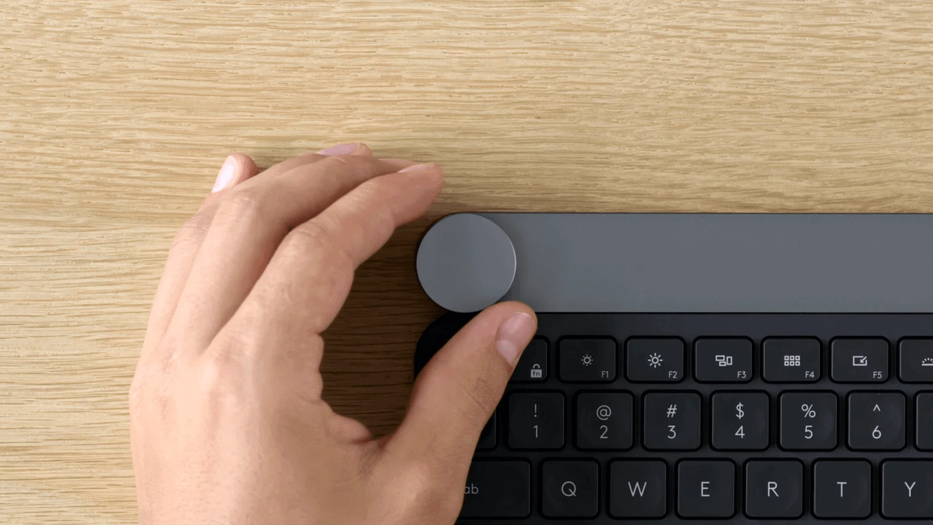 Test : Logitech Craft, le clavier sans fil avec un bouton programmable Test : Logitech Craft, le clavier sans fil avec un bouton programmable. Le clavier artisanal, de logitech, est arrivé sur le marché nord-américain avec une différence impressionnante : un bouton programmable destiné aux utilisateurs créatifs. Découvrez notre examen complet de l'appareil.