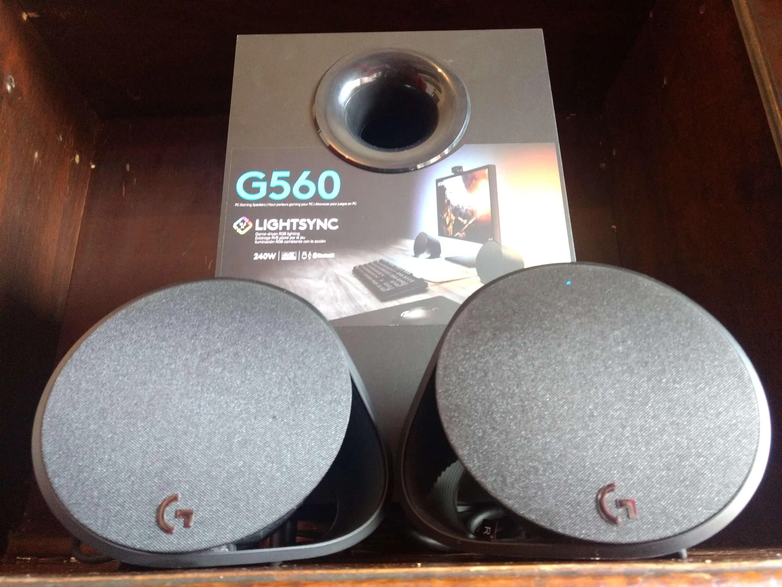 Review: Logitech G560 offre un éclairage et un son immersifs pour les jeux Review: Logitech G560 offre un éclairage et un son immersifs pour les jeux. Dans cette revue, nous analysons les haut-parleurs logitech g560 qui viennent d'atterrir au Brésil. Est-ce que ça vaut l'investissement ? Vérifier!