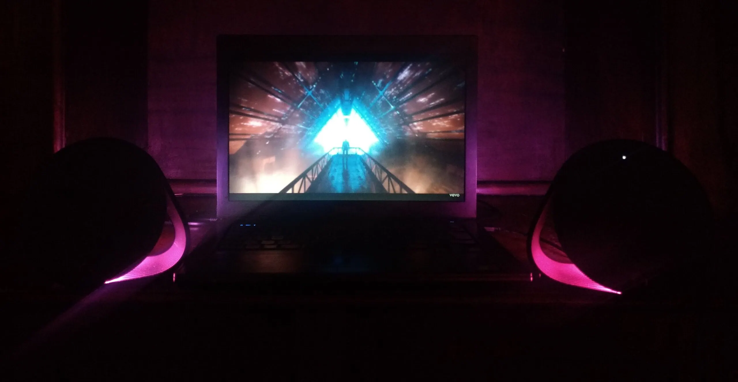 Review: Logitech G560 offre un éclairage et un son immersifs pour les jeux Review: Logitech G560 offre un éclairage et un son immersifs pour les jeux. Dans cette revue, nous analysons les haut-parleurs logitech g560 qui viennent d'atterrir au Brésil. Est-ce que ça vaut l'investissement ? Vérifier!