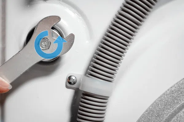 Addwash: retire o parafuso antes de ligar a máquina pela primeira vez Addwash: retire o parafuso antes de ligar a máquina pela primeira vez. O samsung care ensina como tirar corretamente os parafusos da addwash com segurança.