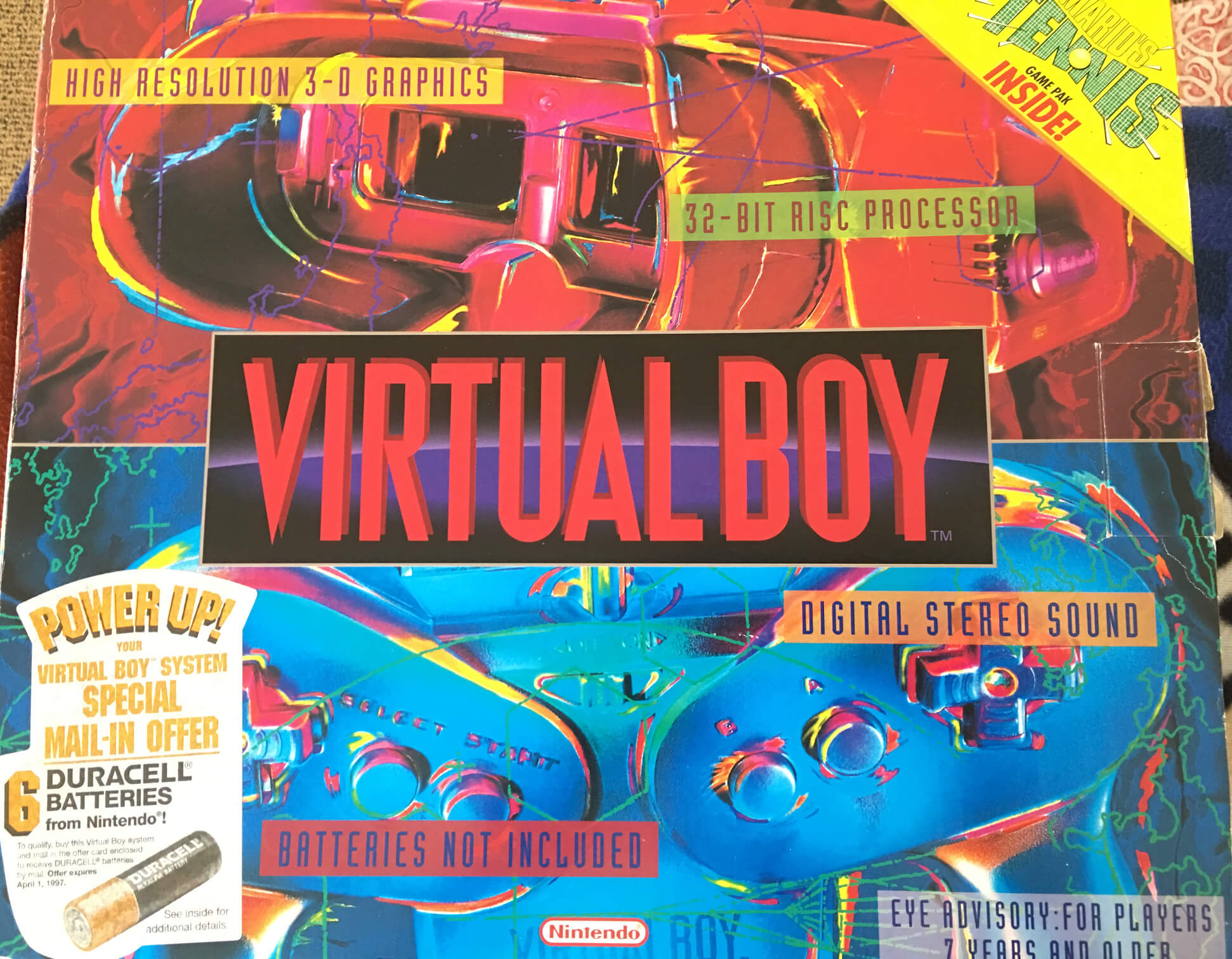 A caixa da versão americana do virtual boy esbanjava cores. Infelizmente, o console não era tão variado em cores assim.