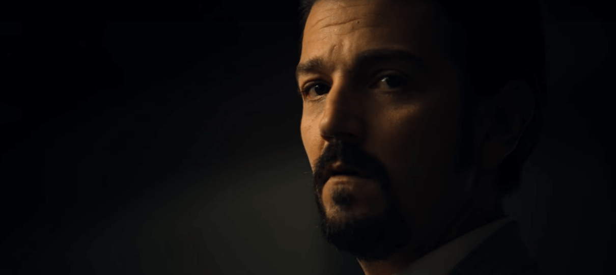 Diego luna interpreta o traficante félix gallardo na quarta temporada de narcos