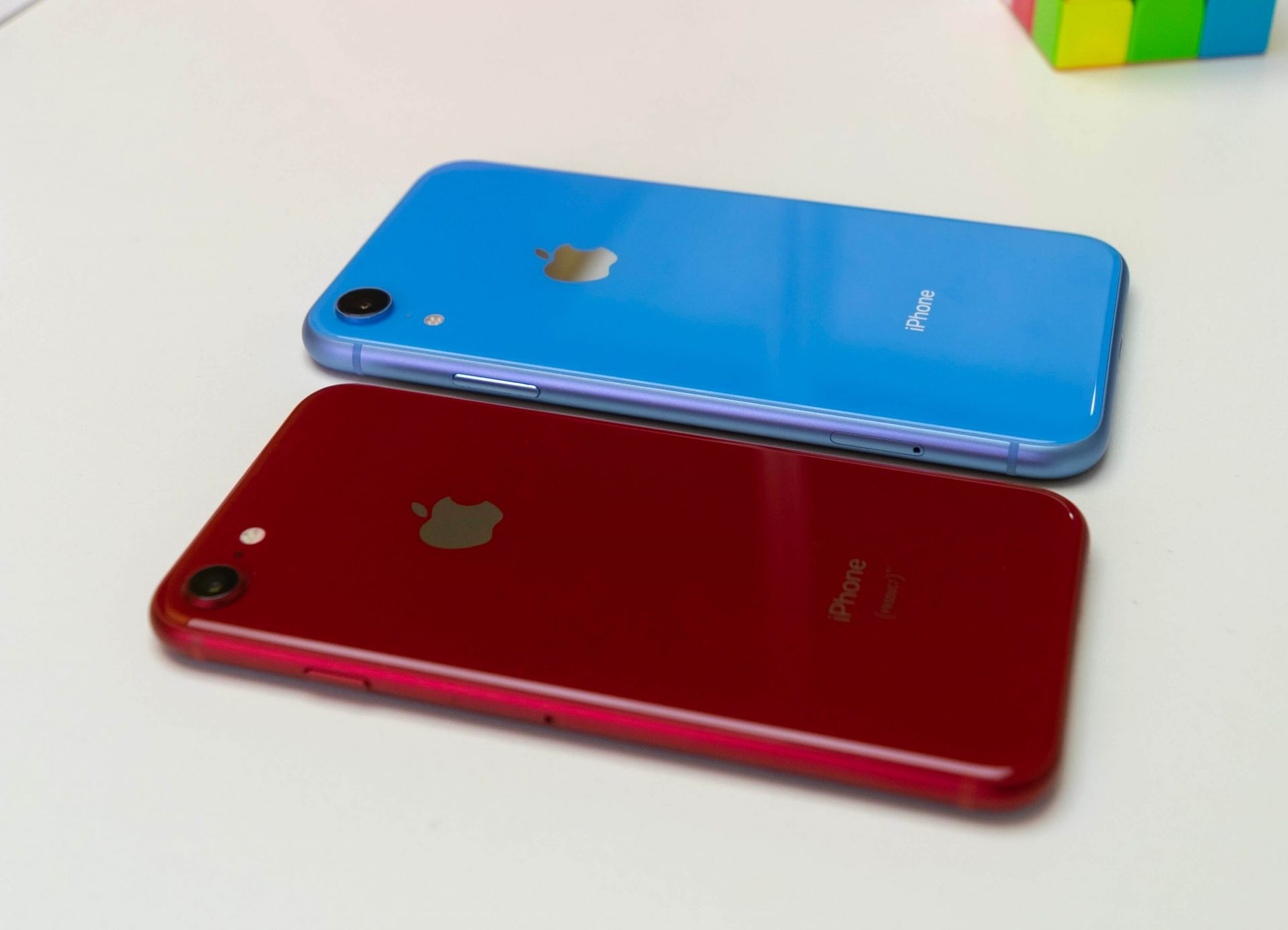 Iphone xr azul e iphone 8 product (red) lado a lado