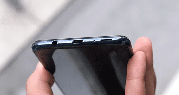 Review: samsung galaxy a7 2018, um intermediário em corpo de top de linha Samsung galaxy a7 (2018) embaixo