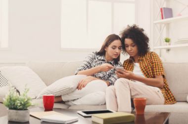 Donne alla ricerca di app per smartphone TV