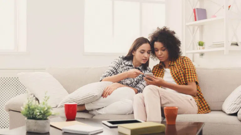 Women looking for smartphone tv apps