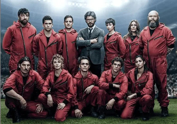 Trailer da terceira parte de la casa de papel reúne ladrões para uma nova missão impossível A equipe de la casa de papel posa em campo
