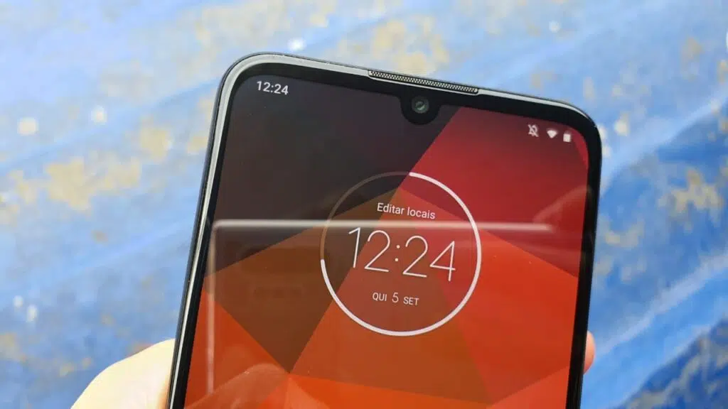 Motorola one zoom é lançado com quatro câmeras e zoom híbrido de 10x O one zoom não adotou o formato cinemavision e possui entalhe em gota