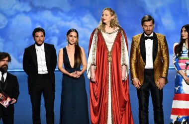 Game of thrones cast receives standing ovation emmys 2019