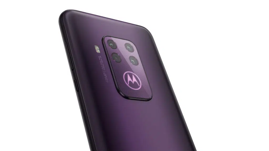 Motorola one zoom é lançado com quatro câmeras e zoom híbrido de 10x O motorola one zoom é o primeiro smartphone da marca a trazer 4 câmeras na traseira