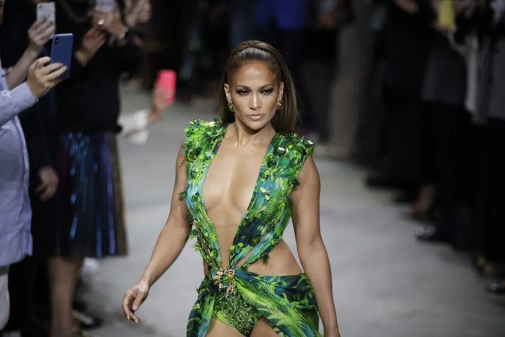 Jennifer lopez e seu vestido versace inventaram o google imagens. Entenda! Quase 20 anos depois, jennifer lopez usa uma nova versão do vestido versace