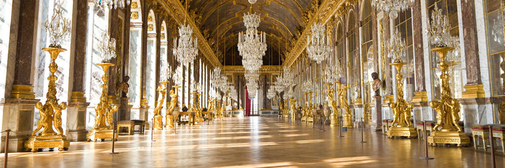 A imagem mostra a parte interna do palácio de versailles
