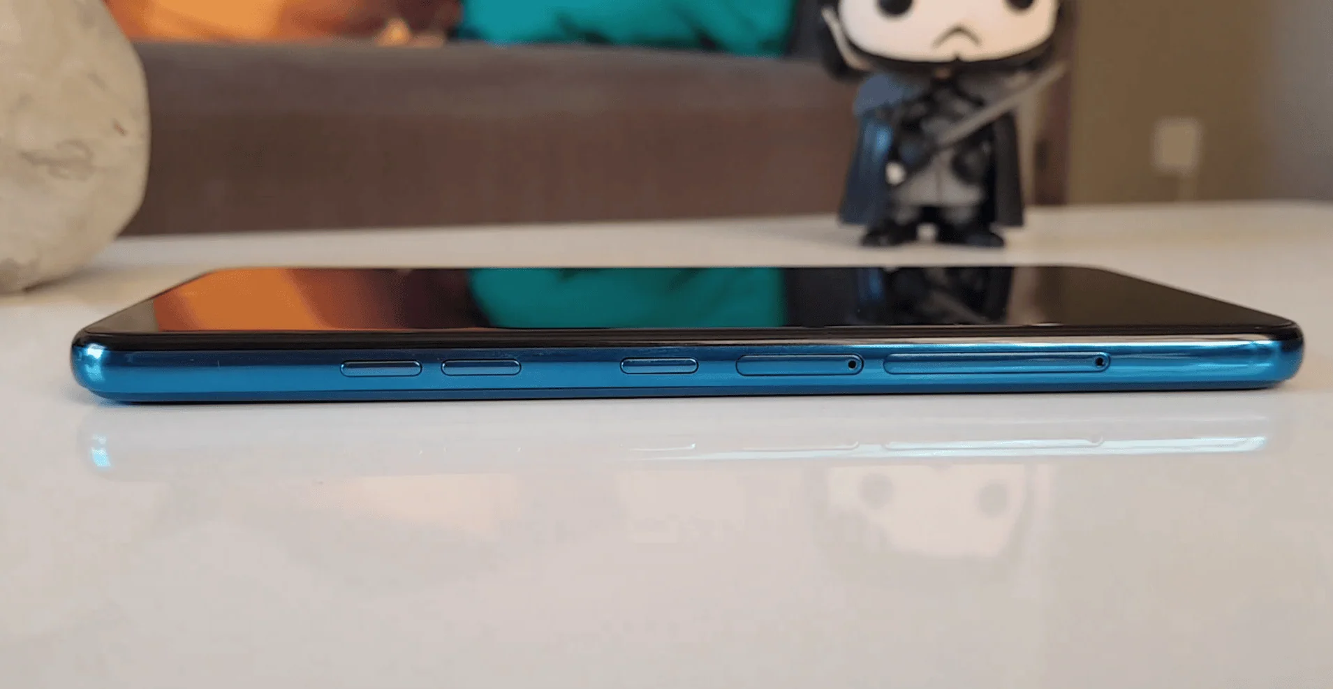 Review: k12 prime é o intermediário de entrada com câmera tripla da lg Botões ficam arranjados na lateral esquerda, o que quebra a elegância do k12 prime