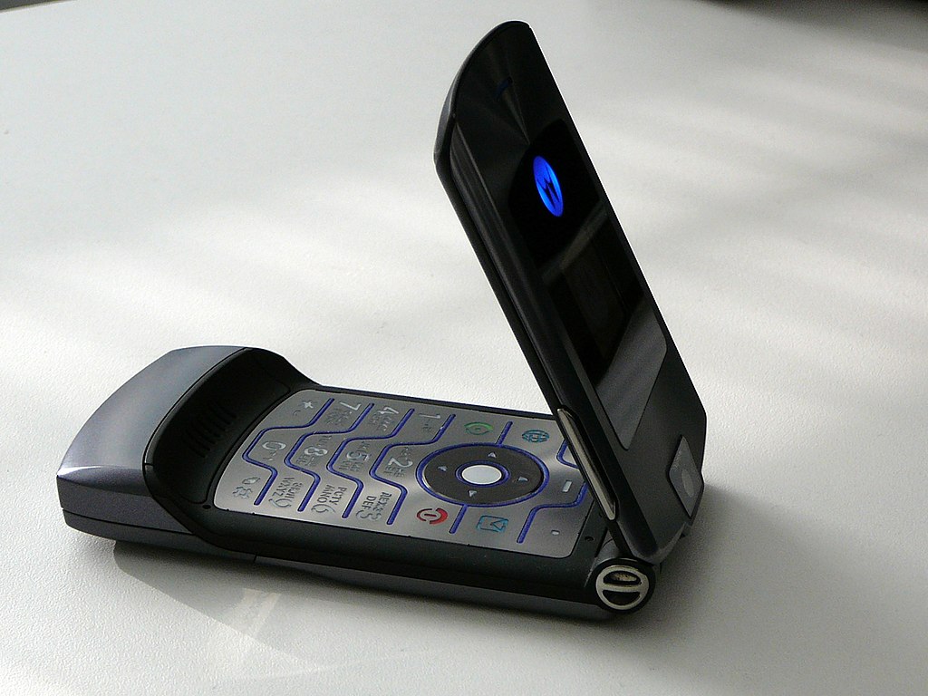 Motorola razr v3 foi um dos mais populares de sua geração (foto: wikipedia)