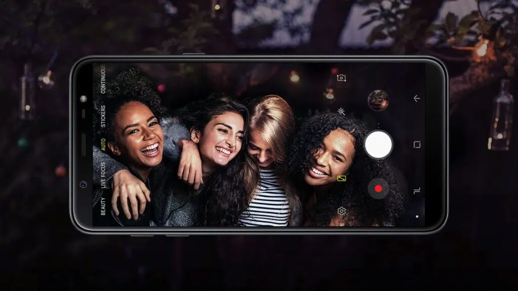 Qual samsung comprar? Veja qual é o melhor smartphone para você Um dos melhores smartphones da linha j é o galaxy j8, que é um intermediário de entrada. (imagem/reprodução: samsung)