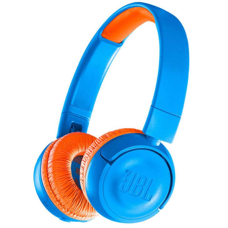 O headphone tem uma cor chamativa em laranja e azul para chamar a atenção dos pequenos