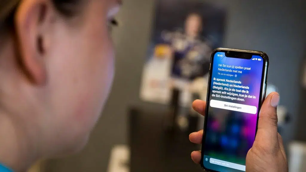 Siri x google assistente x alexa: qual é o melhor assistente virtual? A siri é muito conhecida por ser engraçada; ela canta, faz beatbox e muito mais