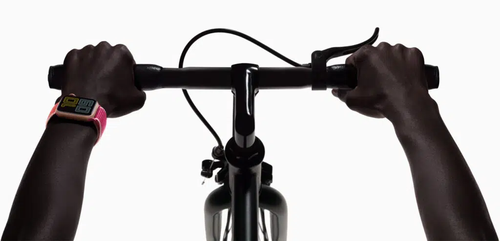 Review: apple watch series 5 torna o que era bom ainda melhor Maior novidade do apple watch series 5, a tela retina sempre ativa mantém o mostrador visível durante os exercícios.