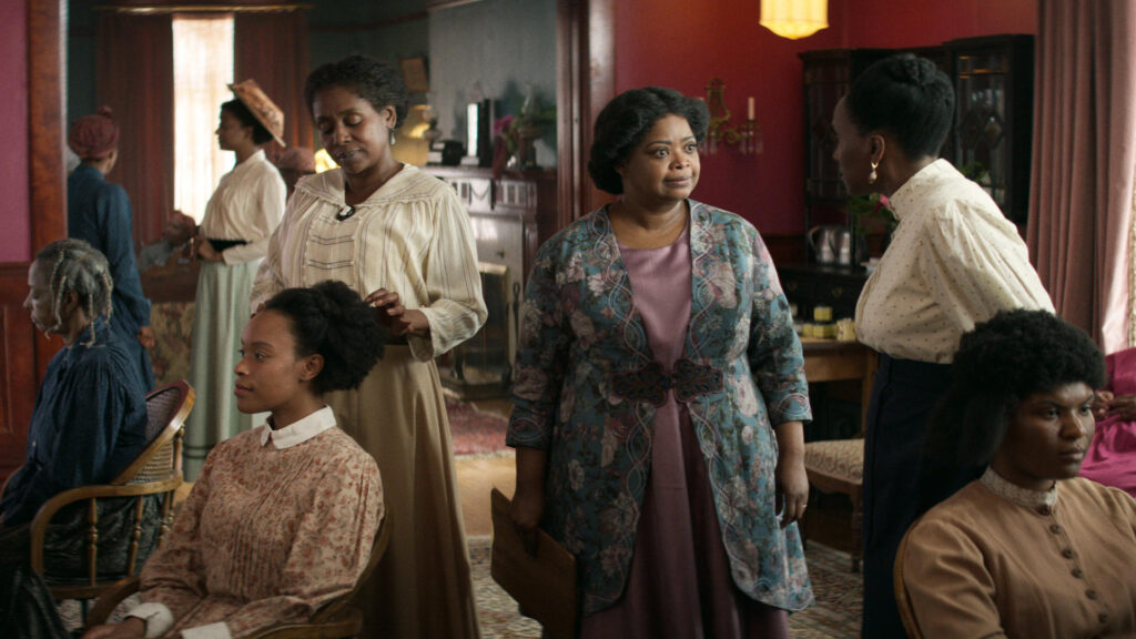 Uma cena da série com várias mulheres em um cabeleireiro. No centro, madam c. J. Walker, vivida pela atriz octavia spencer.