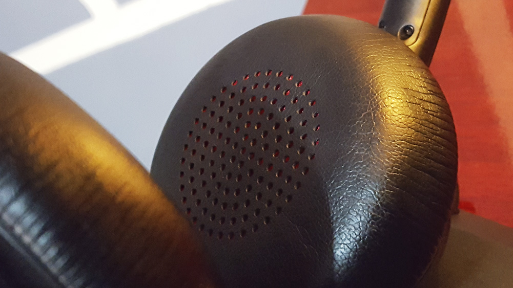 Detalhe das almofadas pretas e vermelhas do headset voyager da plantronics