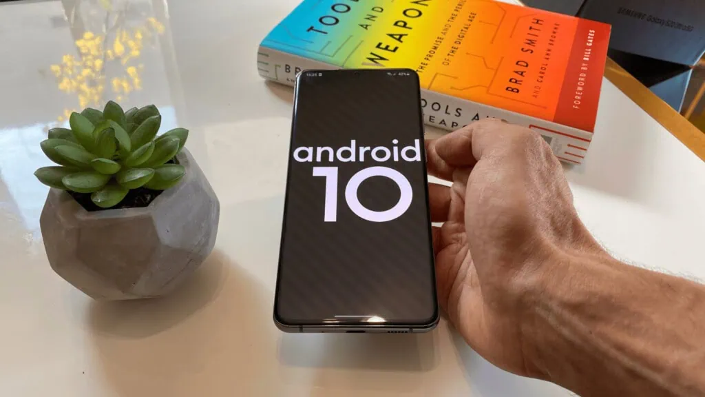 Recensione: samsung galaxy s20 ultra offre fotocamera e display spettacolari Galaxy s20 ultra con Android 10 scritto sullo schermo