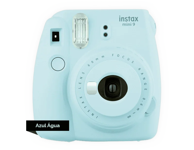 Listamos as 16 melhores câmeras fotográficas para você tirar fotos e gravar vídeos incríveis Instax mini 9 é câmera pequena, arredonda, em tom de azul frente a um fundo branco