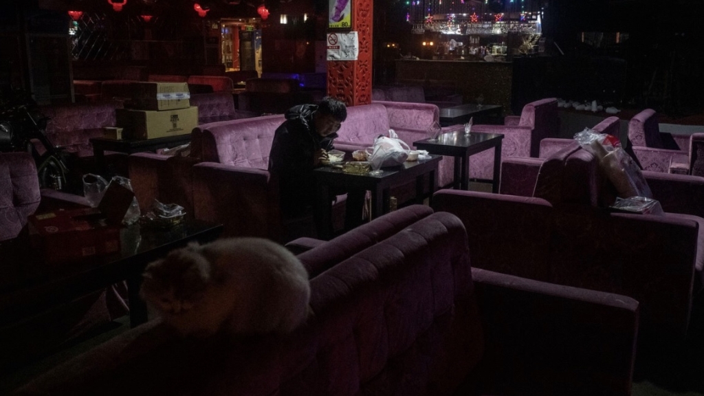Homem jantando sozinho em restaurante