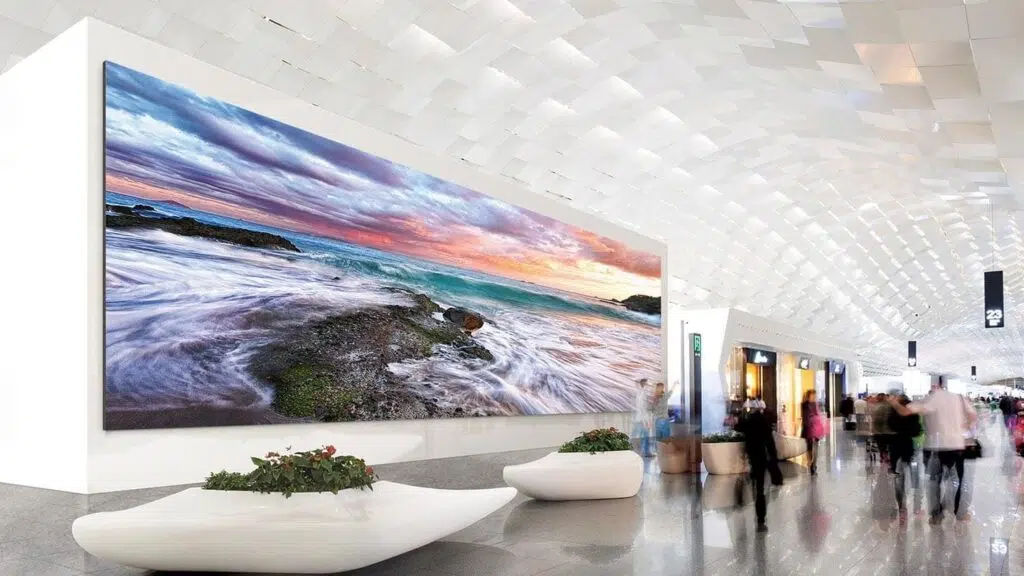 Vale a pena ter um painel modular de led samsung em casa? Painel modular de led em local público