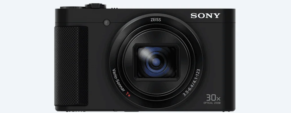 Listamos as 16 melhores câmeras fotográficas para você tirar fotos e gravar vídeos incríveis Um demonstrativo da sony dsc hx80: câmera compacta preta frente a fundo branco