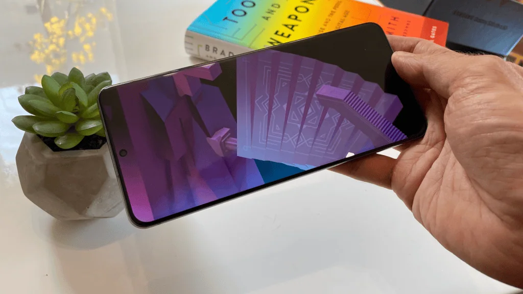 Recensione: samsung galaxy s20 ultra offre fotocamera e display spettacolari La mano tiene la galassia s20 ultra con il gioco Monument Valley 2 sullo schermo