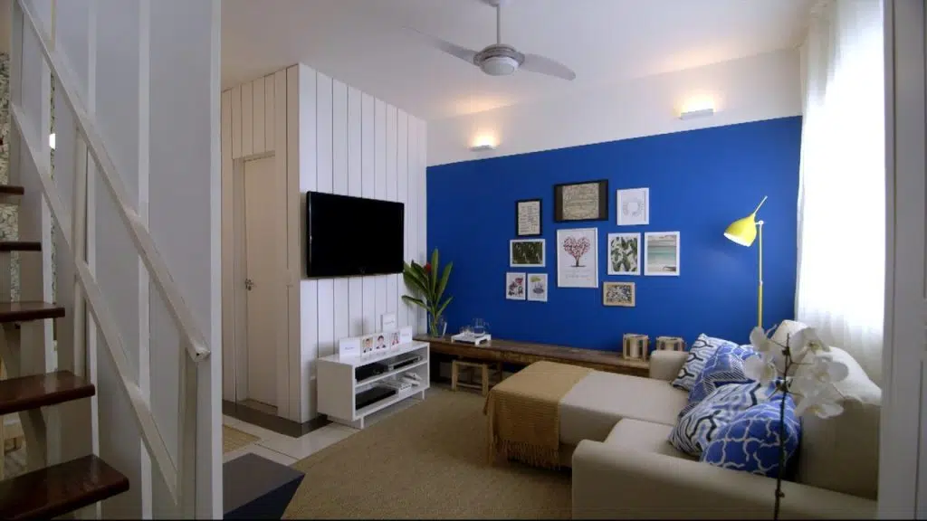 Os melhores programas de tv para inspirar a sua reforma Sala de estar com parede azul e branca, no programa olho mágico - reforma de vizinhos do gnt
