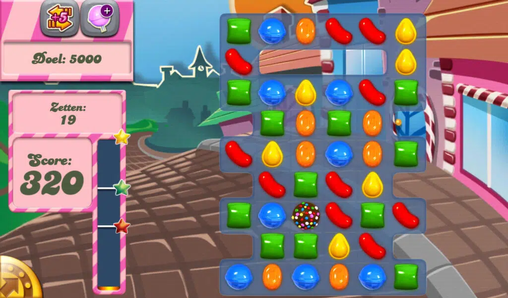 Testamos e recomendamos os melhores jogos grátis de android da década Candy crush saga em uma tela dentro do jogo, com diversos doces e pontuação de 320