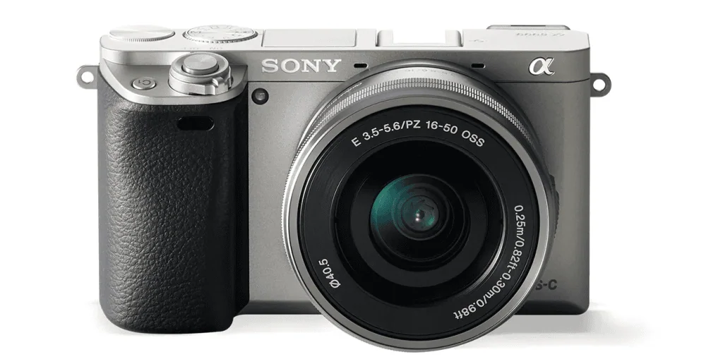Listamos as 16 melhores câmeras fotográficas para você tirar fotos e gravar vídeos incríveis Sony alpha a6000 é uma das câmeras fotográficas frente a um fundo branco