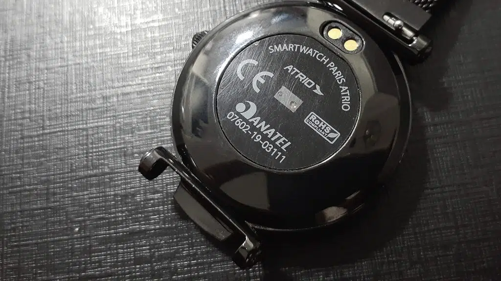 Review: atrio paris, um discreto, elegante e refinado relógio inteligente Atrio paris, relógio inteligente, com detalhe para sensor magnético na traseira