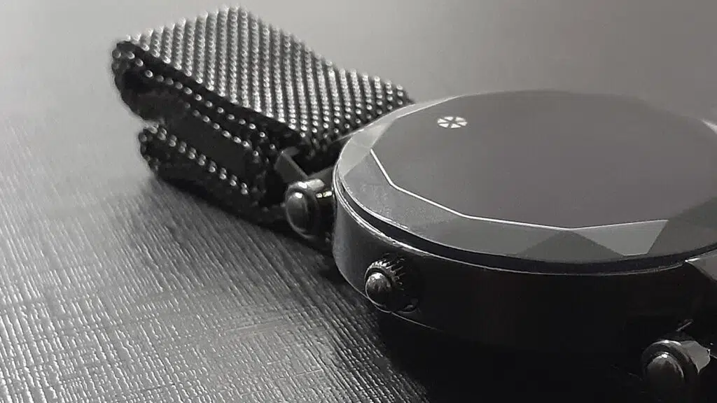 Review: atrio paris, um discreto, elegante e refinado relógio inteligente Atrio paris, relógio inteligente, em detalhe do botão lateral