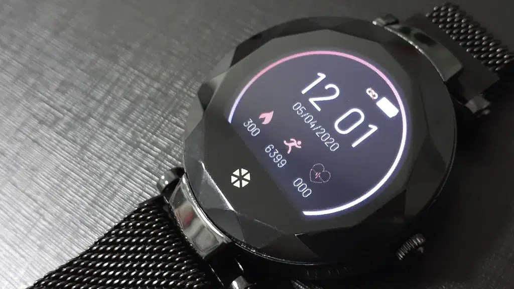 Review: atrio paris, um discreto, elegante e refinado relógio inteligente Atrio paris, relógio inteligente, close no visor mostrando o horário