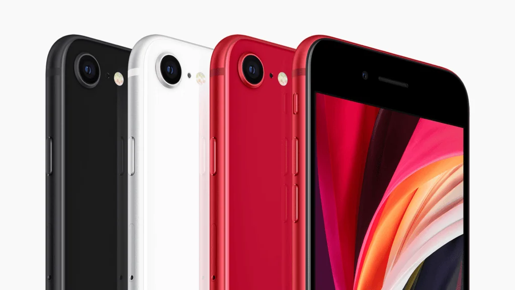 Iphone se 2020 ou iphone xr: qual o melhor modelo de entrada da apple? Imagem mostra quatro iphones se 2020 enfileirados. O primeiro é vermelho e está com a tela voltada para frente. Os demais exibem a parte traseira, com a câmera e o flash. O segundo iphone é vermelho, o terceiro é branco e o quarto é preto.