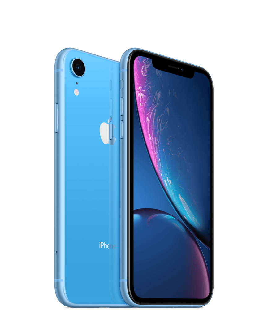 Iphone se 2020 ou iphone xr: qual o melhor modelo de entrada da apple? Imagem mostra dois iphones xr em azul. Um na parte trasira, onde está a câmera, flash e logo da apple, o outro com a tela e o corte para os sensores e câmeras no topo do display.