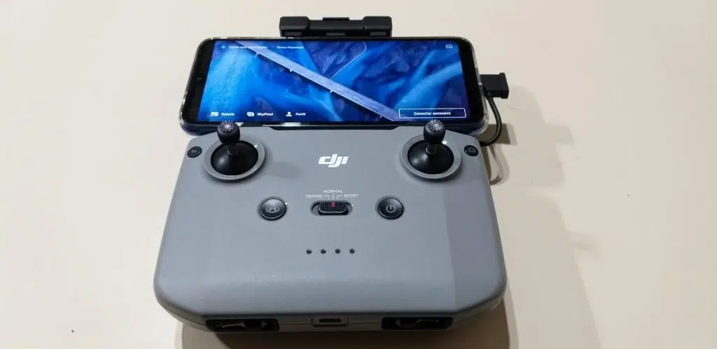Review: dji mavic air 2, um drone poderoso, compacto e de alto desempenho Smartphone conectado ao controle do drone