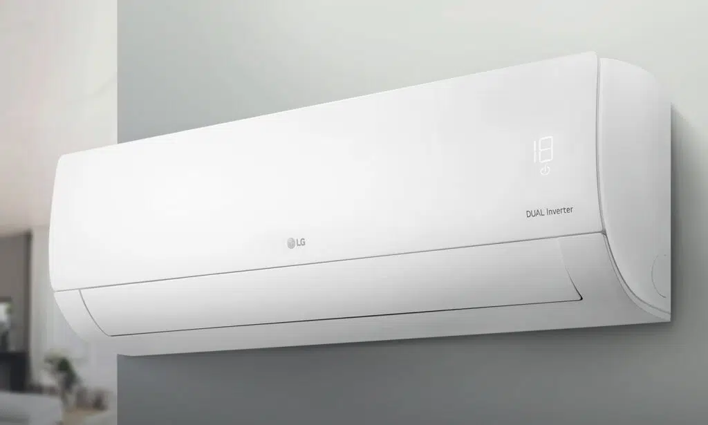 As smart tvs, cafeteiras e eletrodomésticos mais buscados no brasil em abril Ar-condicionado da lg, um dos elotromésticos mais populares no zoom, em diagonal sobre fundo branco