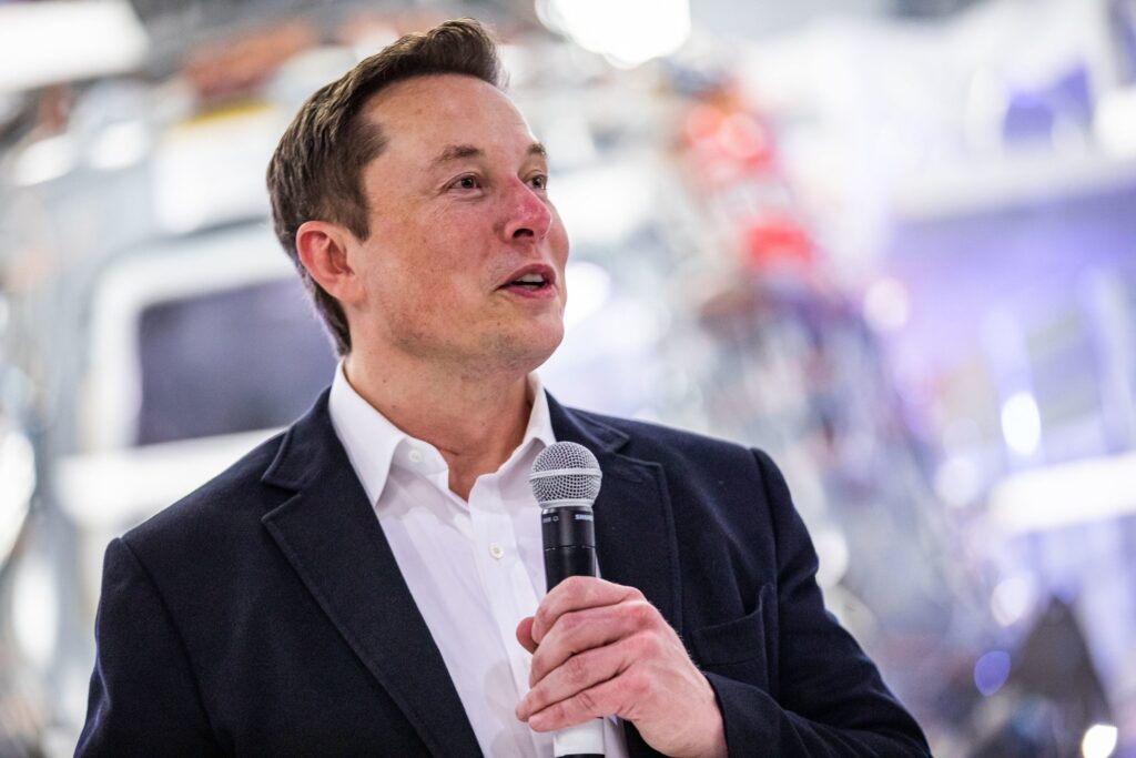 Elon musk falando no microfone