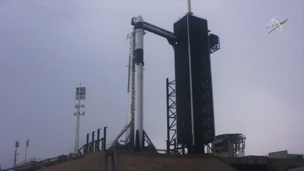 Foguete falcon 9 com cápsula crew station na plataforma de lançamento