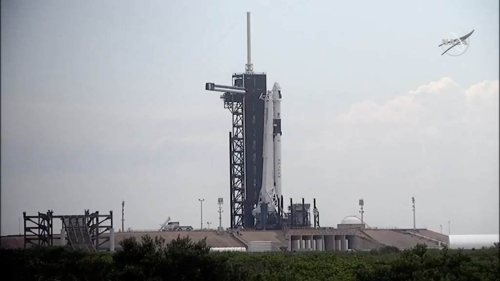 Foguete da spacex e nasa na plataforma de lançamento